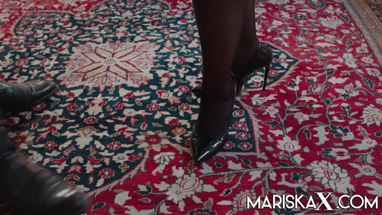 Mariska x: MARISKAX - 안젤리크 루카가 집행관에게 청구서를 지불합니다.