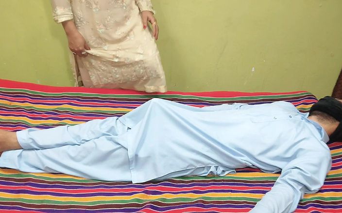 Gullnazkhan: Une tatie desi indienne s’assoit sur la bite de son...
