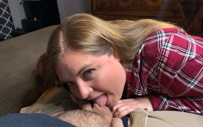 Jamie Aberrante: Sarışın orta yaşlı seksi kadın kanepede yarak emiyor ve herkes...