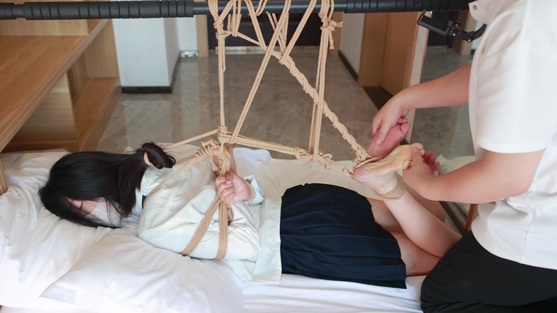 Asian bondage: Prietena mea, desculță, atârna de o bară transversală, jucându-se cu...