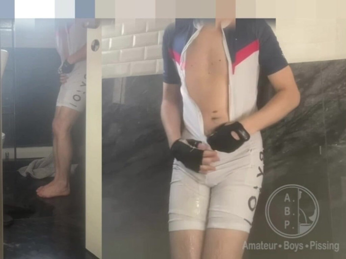 AmateurBoysPissing: Questo giovane ragazzo ciclista è stato in bagno ma si bagna...