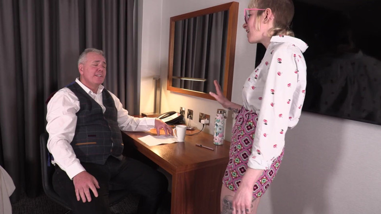 MattyFacial: Un proprietar rău l-a lăsat pe chiriaș să-i sugă pula...