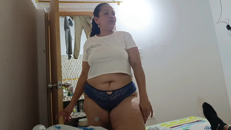 Milfcaliente69: bari gand vaali chodne laayak mammi ne apne vikrit sautele...
