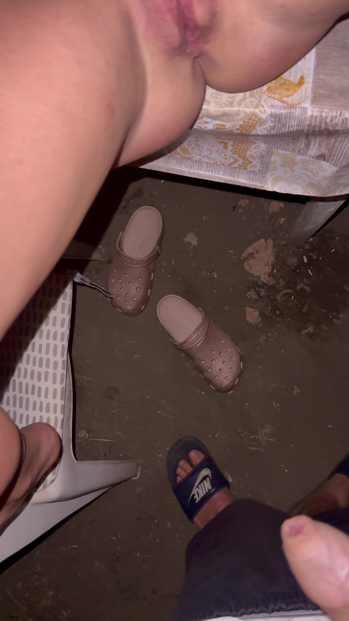 Brianna Rose: उसने मुझे मेज पर यार्ड में चोदा और अंत में उसने मुझे स्खलित कर दिया!