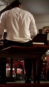 Calda mora spompina il pianista