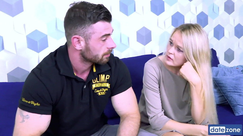 Datezone: Koleś dzieli swoją żonę z nieznajomym, mięśniowym facetem