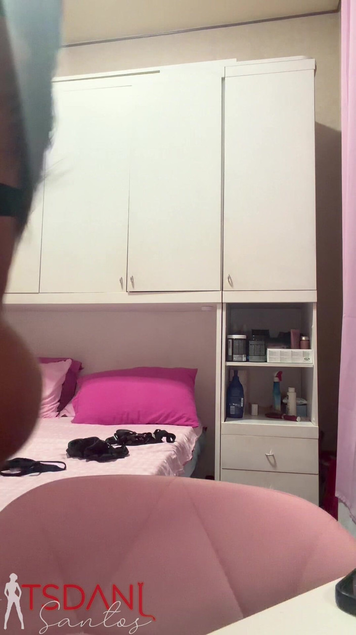 Tsdanisantos1: Brazilian Shemale khoe thân hình thon gọn và cân đối cho...