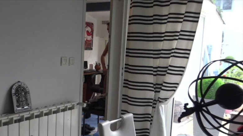 French bareback porn made in Paris: Dziwka zalana przez jego przyjaciela wielki kutas