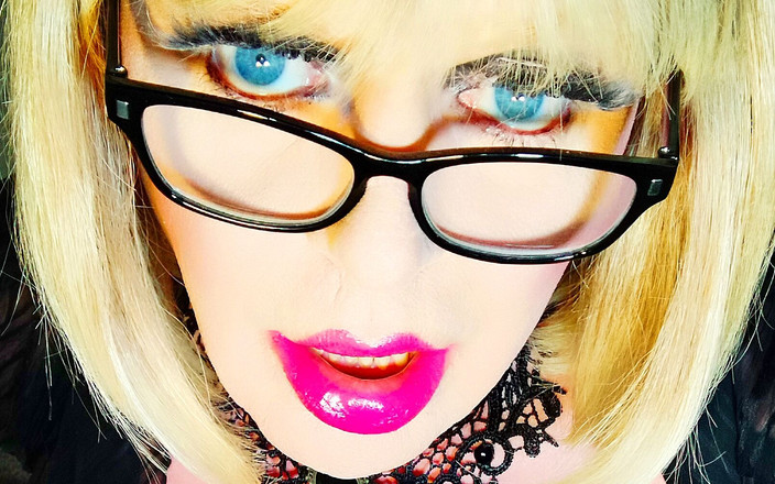 Emma Browne: Шаловливая женщина-транс в чулках и на каблуках