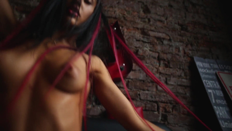 StasyQ: yuva aur seksi taitoo vaali larki dikhaava kar rahi hai