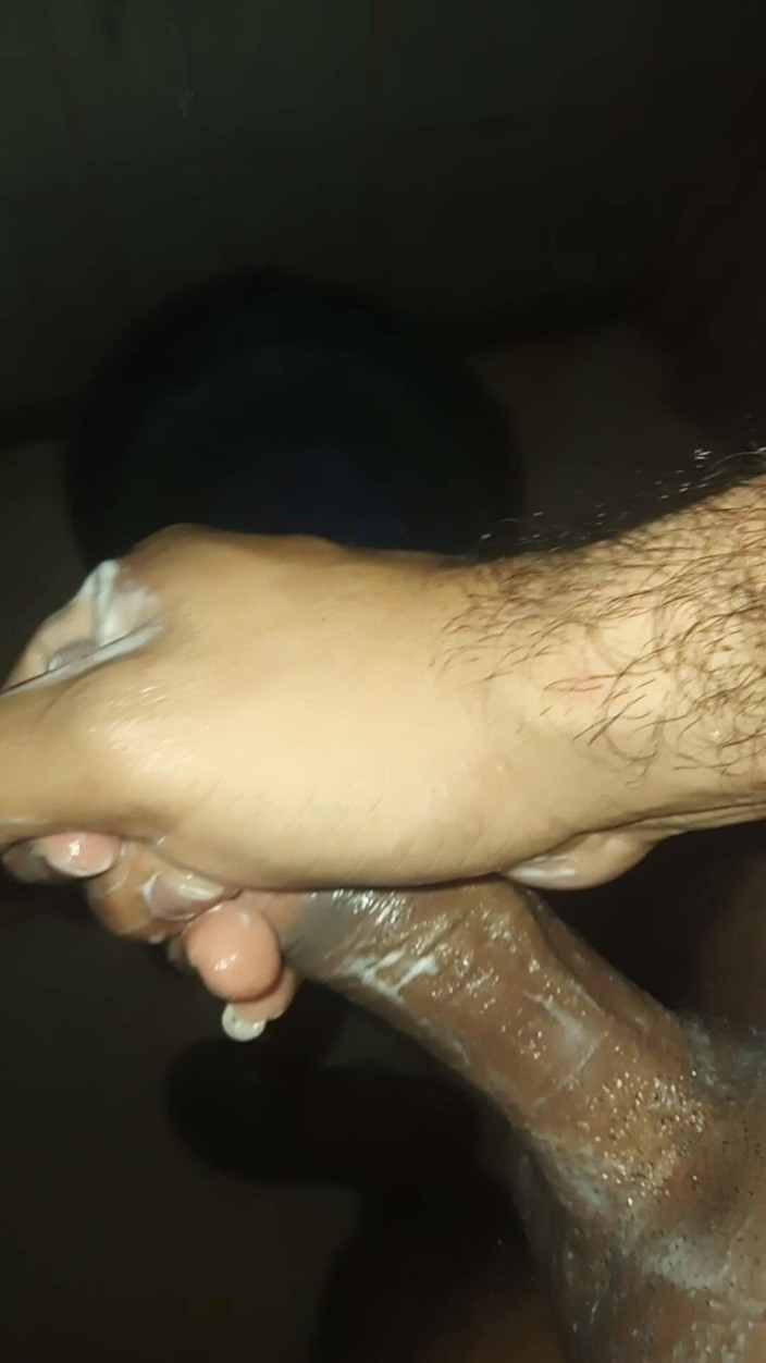 Cute boy jerks off: Mastürbasyon yapıyor video no devio aberse halka açık havuz banyosunda...