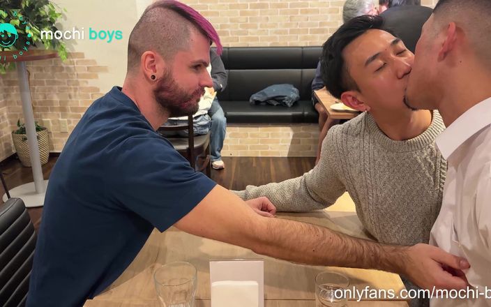 Mochi Boys: dans un café