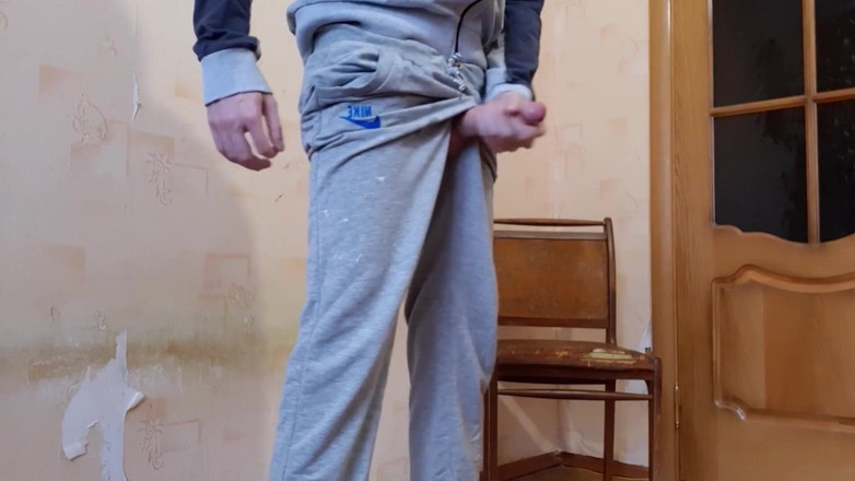 AlexRusFun: ビルダーは彼のズボンを裂き、彼の大きなコックをオフにジャーク