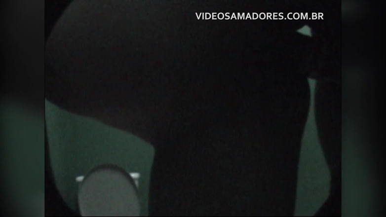Amateurs videos: Il ragazzo irrompe nel bagno occupato dalla giovane ragazza e...