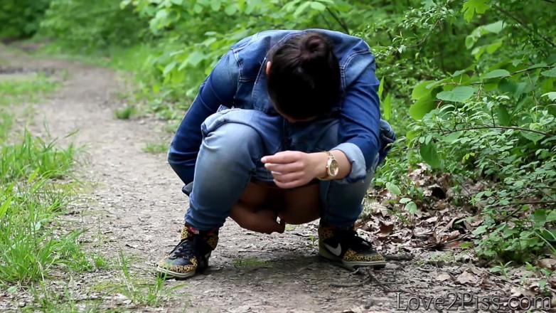 Love 2 Piss: Wiping with a leaf