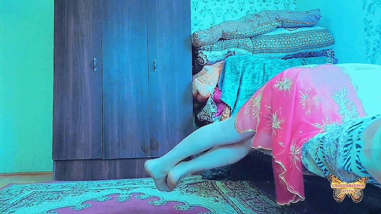 Kitty_Cross: Travesti encantadora ajustando medias con suave toque