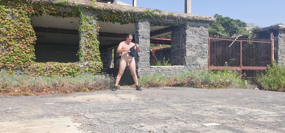 Mirko2589: Chico desnudo junto al mar