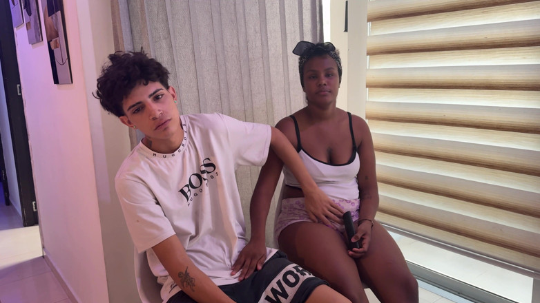 BritannySexxx: La Cornuda Esta Distraida Y Su Marido Aprovecha Para Cogerse...