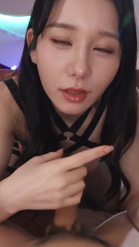 การเล่นซาดิสมัสสุดพิเศษของเธอมาพร้อมกับรอยยิ้มของปีศาจและทีซิน... ฉันติดรางวัลน้ําเงี่ยนไหลเยิ้มหลังขย่ม บทที่ 3