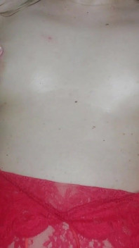 Tante seksi lagi asik mainin toket kecilnya
