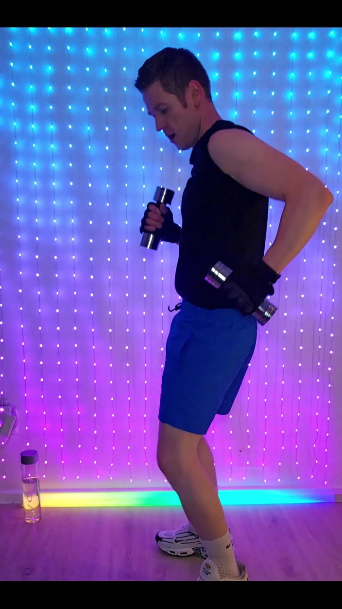 Roman Heart: Fitness cvičení v modrých šortkách 