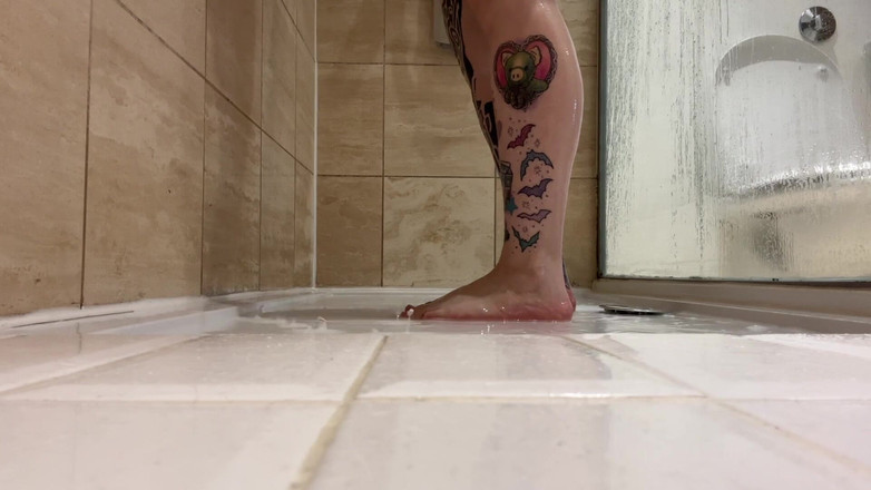 Miss Valentina: Vedere la picioare la duș