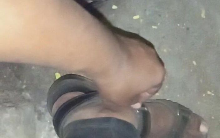Sweet Indian cock: Yapay penis prezervatifi ile açık havada penis masajında arabam
