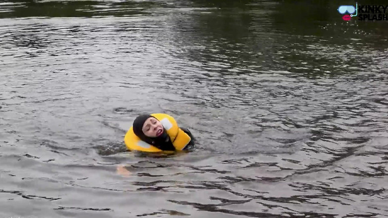 UKCuteGirl: Lifejat &amp; Cosy Wetsuit zachrání Lucy z řeky katastrofu