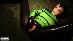 Fem Latex: Štíhlá modelka masturbuje v těsné latexové kombinéze