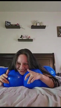 Kalçalarım arasında balon patlatıyor