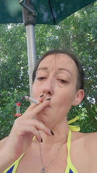 张开，抓住我呼出的烟雾