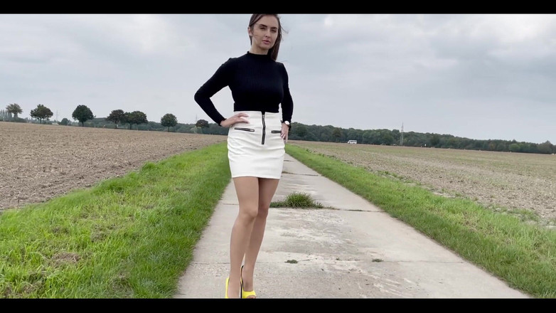 Goddess Lena: Procházka v podpatcích, část 2