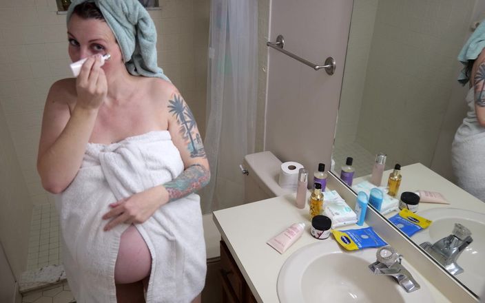 Kelly Payne: Une femme enceinte de 9 mois prend une douche