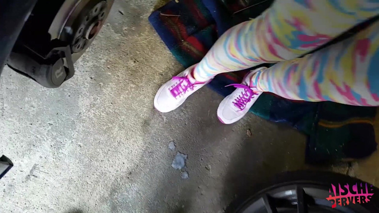 Aische Pervers: Sortudo cara ajuda uma milf peituda em torno de seu...