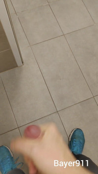 Branco magro garoto arriscado masturbando na academia wc por portas abertas