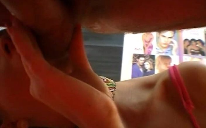 Magmafilm: Anální prstění a anální sex s hubenou dívkou (bn)