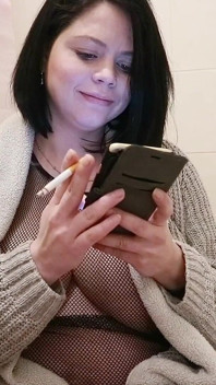 Tante seksi yang lagi hamil besar merokok