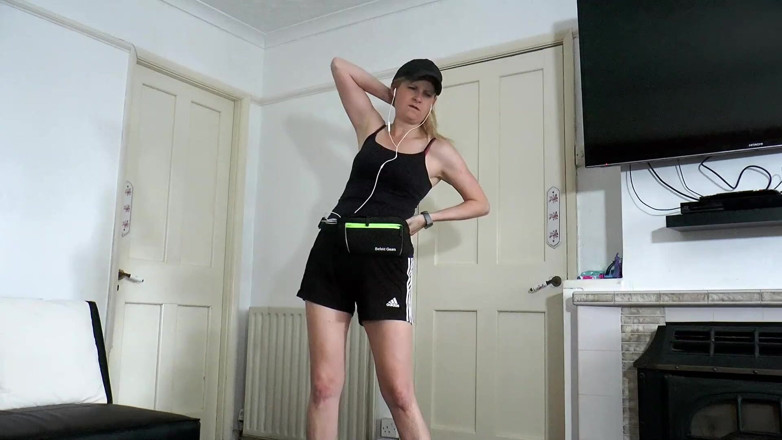 Britishmilf: Nevlastní syn šuká zpocený zadek macechy