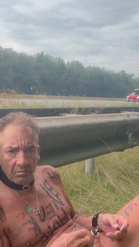 Nackt entlang der autobahn
