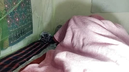 Eu comecei a foder minha madrasta deitada sozinha na sala