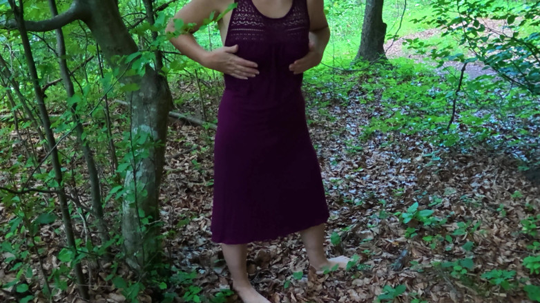 Hothousewifexoxo: Réel, une MILF jouit dans les bois