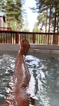 Gambe pelose nella vasca idromassaggio Brookecaseyxxx