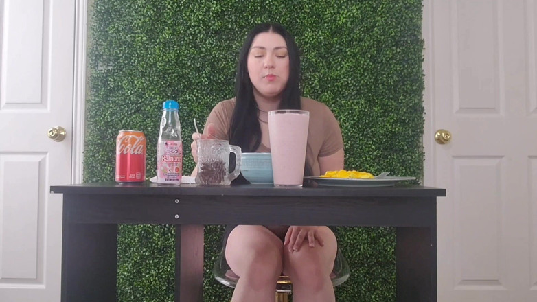Julia Ryan: Gfe Mukbang ตดและระเบิด