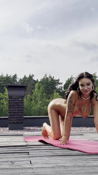 Monika Fox hete masturbatie, neuken met een grote dildo kont en poesje met verzakking op het dak van het huis