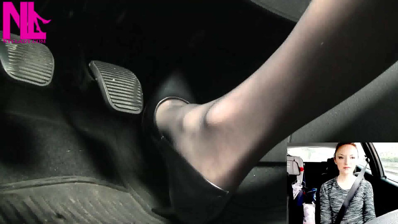 Nyllady: Memandu dalam pam paten kelabu dan pantyhose