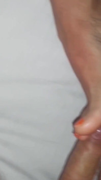 शौकिया सुनहरे बालों वाली पत्नी Footjob और पैर पूजा का आनंद मिलता है