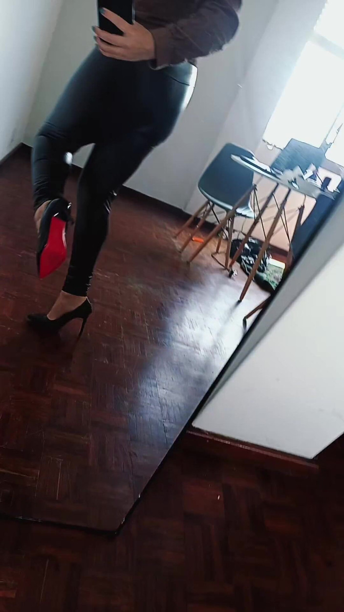 Kinky Lyrical: Deri pantolon ve stilettos