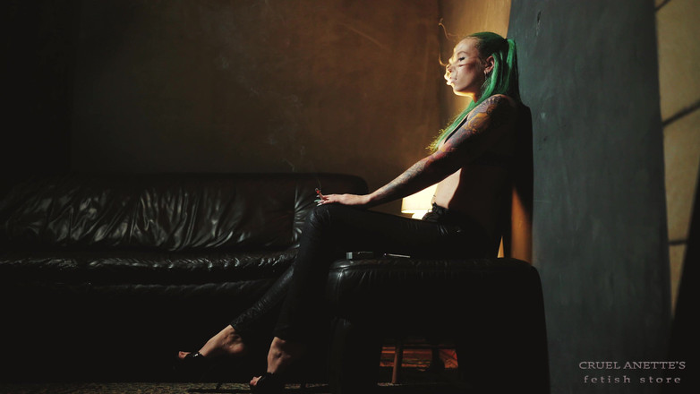 Cruel Anettes fetish world: 漫长的一天后独自一人