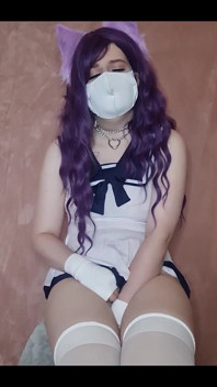 Ce chaton aime jouer avec son gode perle