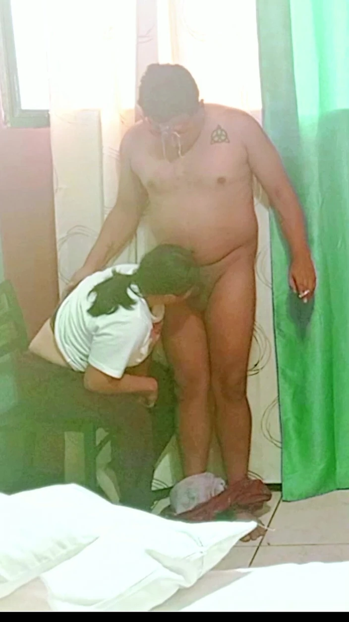 Sofixxx: Inexperiente jovem chupando pau pela primeira vez